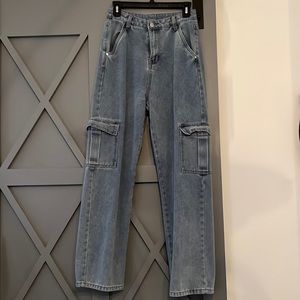 High waist straight jeans with cargo pockets!